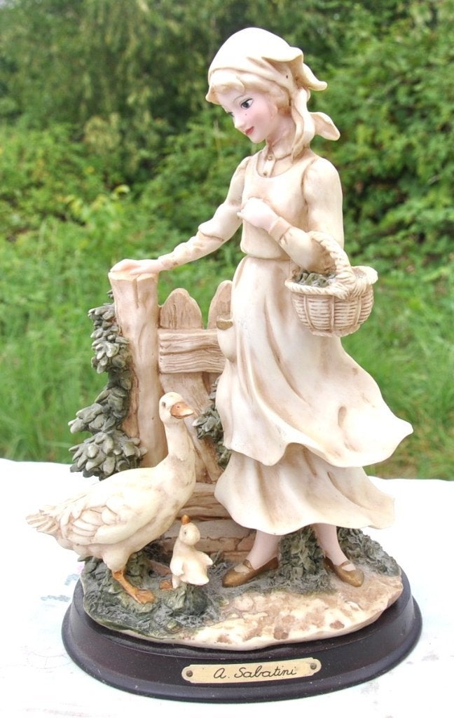 statue en résine sur socle de bois fermière  et oie, Antiquités & Art, Enlèvement ou Envoi