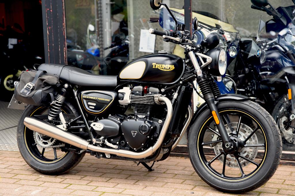 TRIUMPH STREET TWIN GOLDLINE ***MOTOVERTE.BE**, Handvatverwarming, 2 cilinders, Occasion, Bedrijf