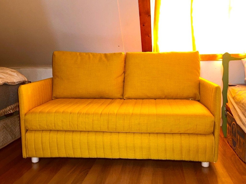 IKEA FRIDHULT gele slaapbank / 2-persoons zetelbed, Huis en Inrichting, Ophalen, Hout, Tweepersoons, 75 tot 100 cm