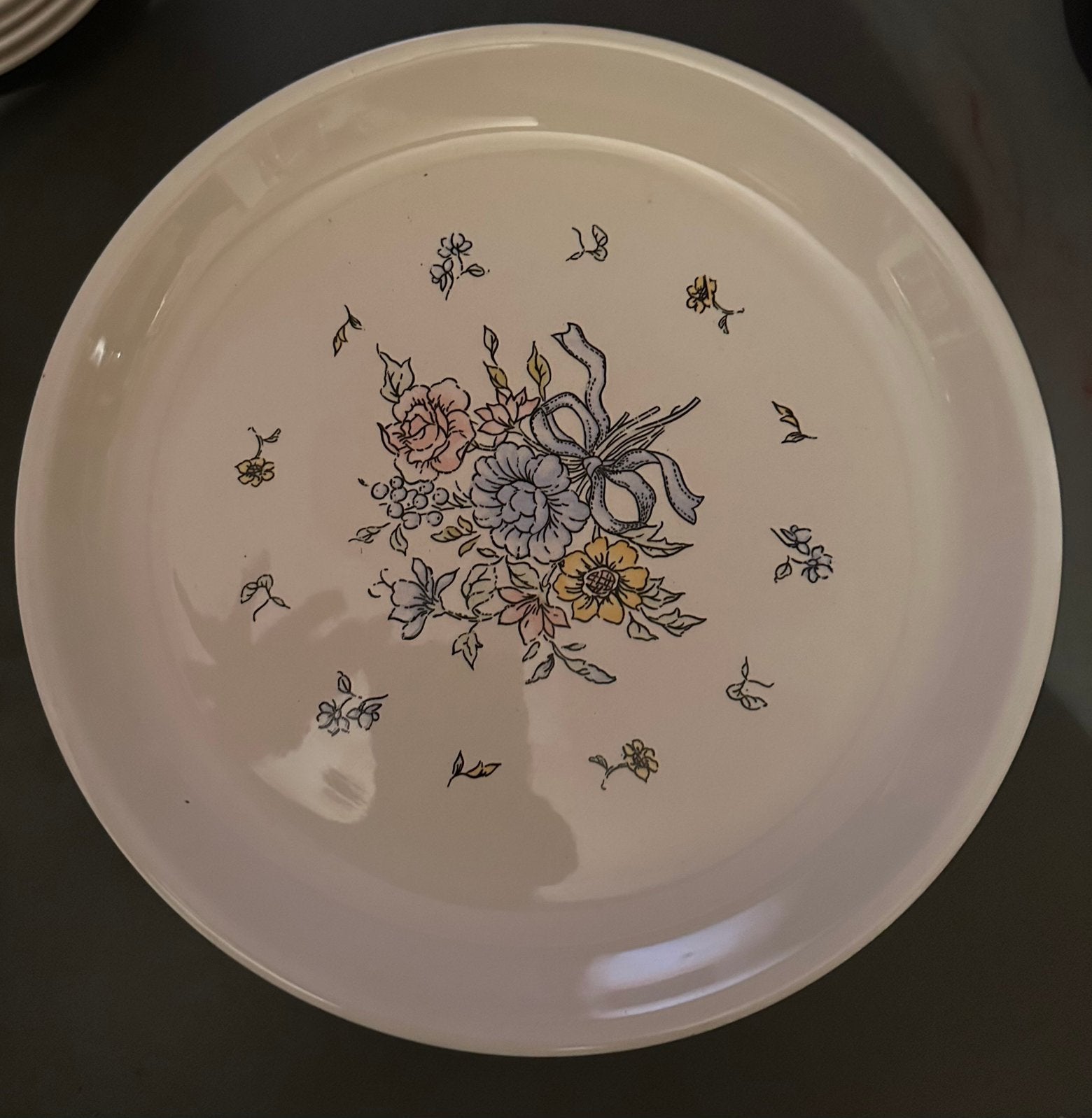 Assiettes « Bouquet victorien » de Tabletops Unlimited, Maison & Meubles, Cuisine | Vaisselle, Service complet, Poterie, Enlèvement