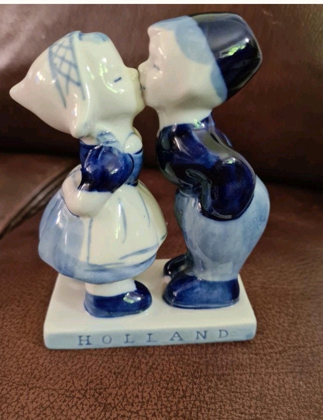 klassiek Delfts blauw keramieken beeldje van een kussend Hol, Antiek en Kunst, Ophalen of Verzenden