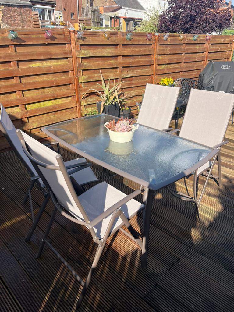 Tuintafel met 4 verstelbare stoelen en parasol, Tuin en Terras, Ophalen, Zo goed als nieuw, Loungeset, Overige materialen
