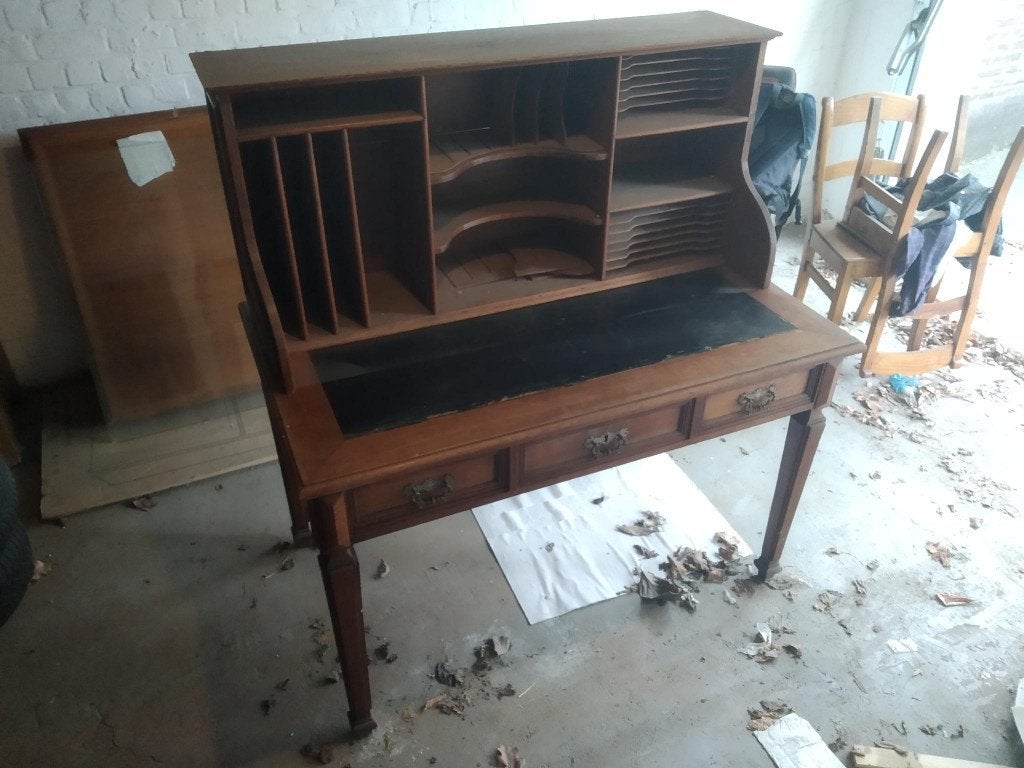 Bureau type secrétaire, Enlèvement