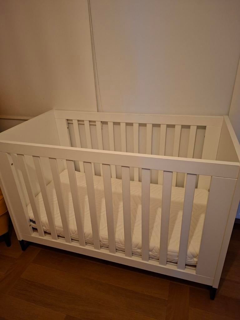 Baby bedje met matras, Kinderen en Baby's, Babywiegjes en Ledikanten, Ophalen, Gebruikt, Ledikant