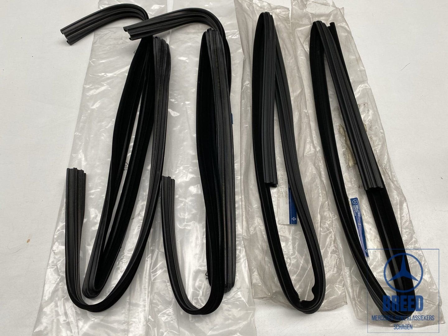 NOS set raamgeleidrubbers voor Mercedes-Benz W123, Autos : Pièces & Accessoires, Neuf, -, -, Enlèvement ou Envoi