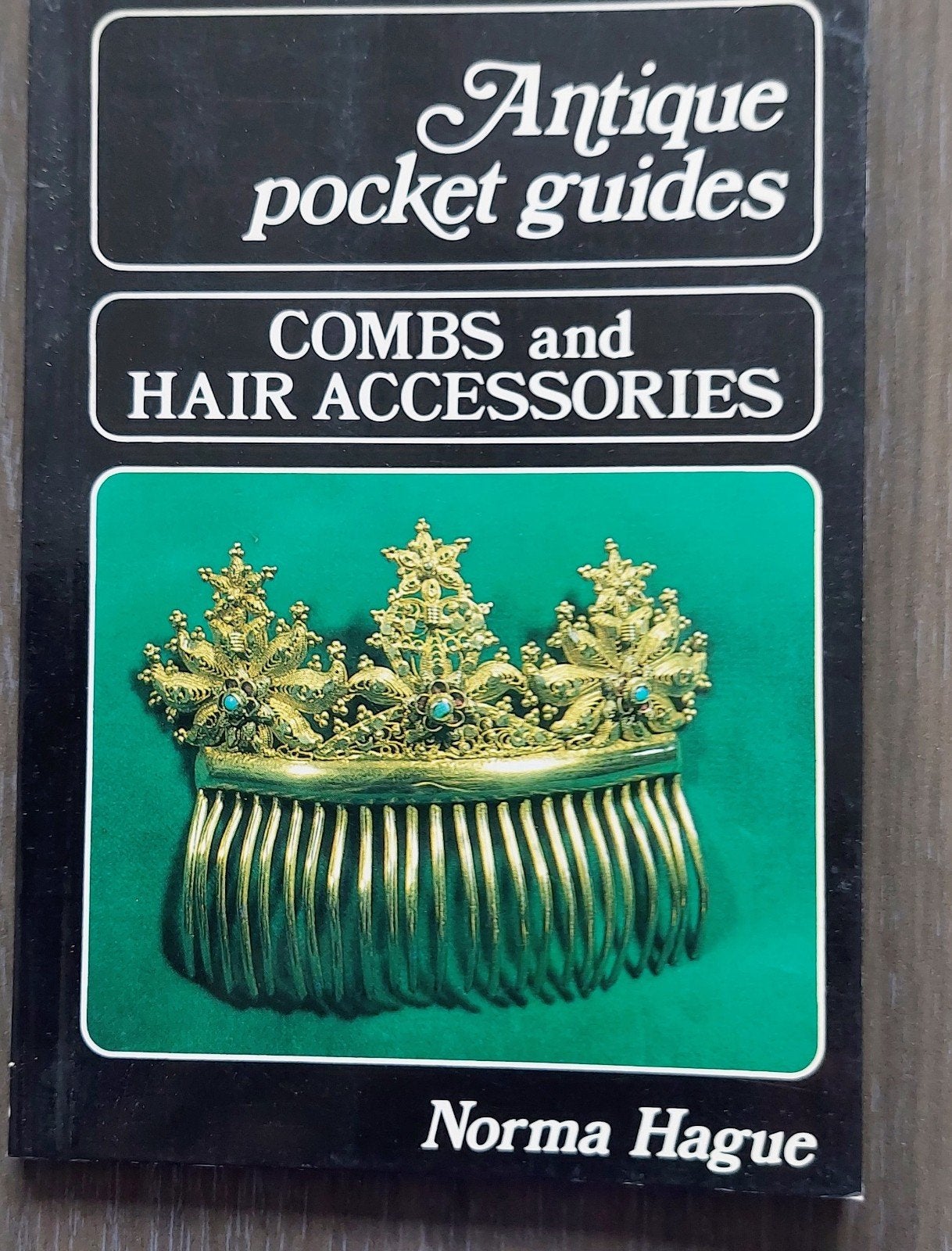 Combs and Hair Accessories. Kammen en haaraccessoires, Antiquités & Art, Antiquités | Vêtements et Textile, Enlèvement ou Envoi