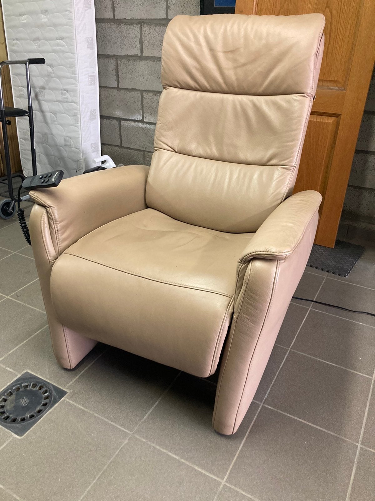 Beige leder relaxzetel elektrisch, Ophalen, Gebruikt