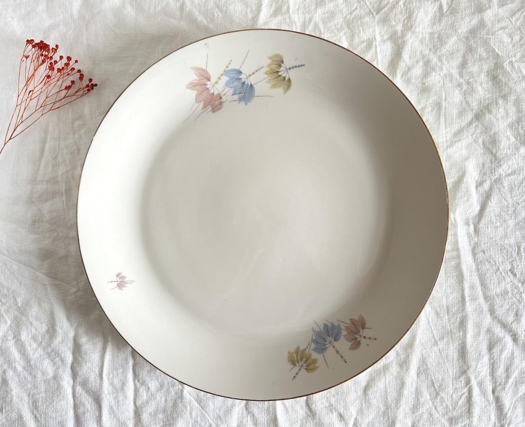 Grande assiette ronde Boch au décor de feuilles pastel, Enlèvement ou Envoi