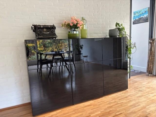 Dressoir kast, glanzend zwart met glazen bovenblad, Huis en Inrichting, Kasten | Kleerkasten, Ophalen, Met deur(en), 100 tot 150 cm