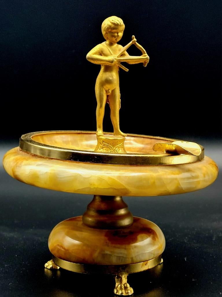 Cendrier en albâtre avec Cupidon, Enlèvement