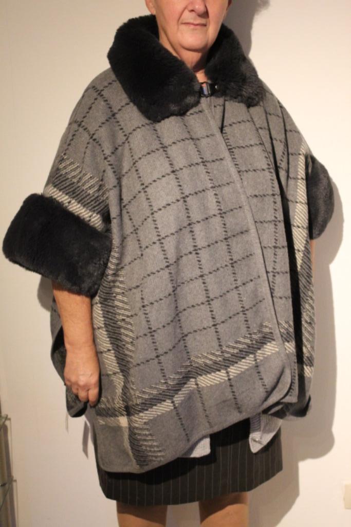 Cape en matière chaude col fausse fourrure, Enlèvement ou Envoi, Neuf, Taille 42/44 (L), Gris
