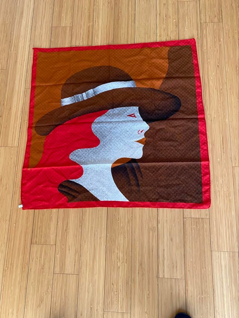 Foulard carré 70x70, Vêtements | Femmes, Enlèvement, Porté