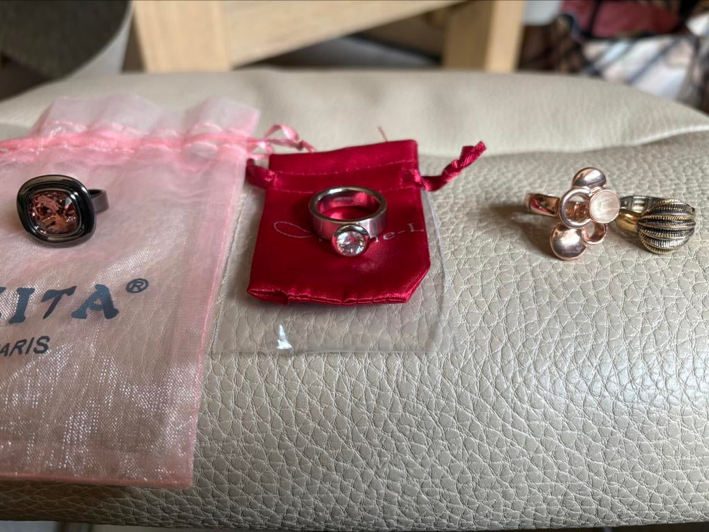 2 bagues neuves et 2 bagues usagées., Bijoux, Sacs & Beauté, Bagues, Enlèvement, Neuf, Noir, Femme