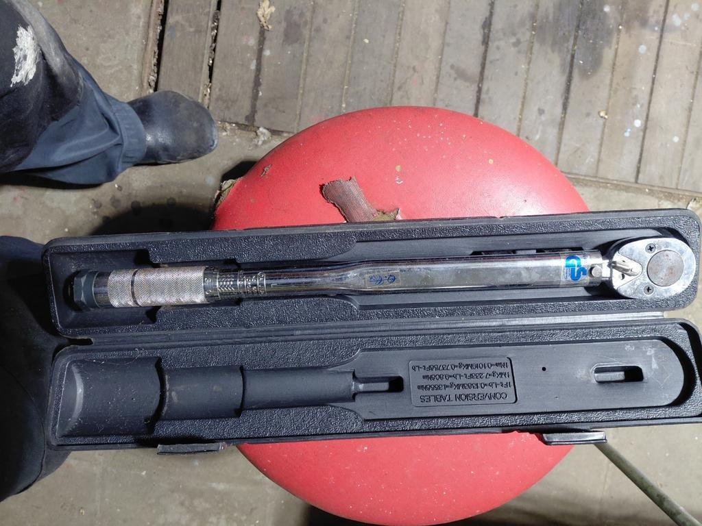Momentsleutel.    Heteluchtblaazer.   Laserwaterpas.   Autog, Ophalen