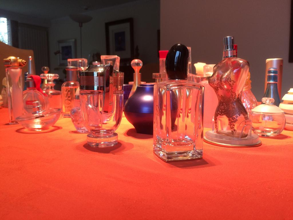 30 flacons de parfum vides grandes marques, Enlèvement ou Envoi, Comme neuf