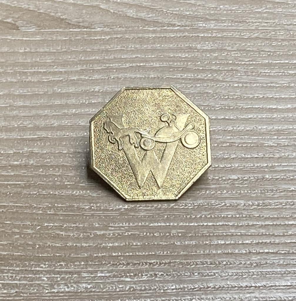 PIN - LOGO - W - PAARD MET KAR, Verzenden, Gebruikt, Overige onderwerpen, Speldje of Pin