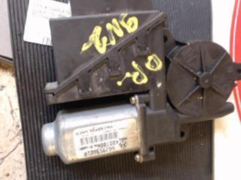 Moteur lève vitre avant droit VW Polo 4 2005-2009 LP/13240, Enlèvement ou Envoi, Utilisé