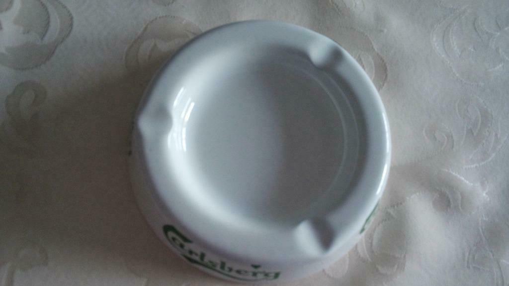 Cendrier blanc en émaille "Carlsberg". Bien pour mancave, Enlèvement ou Envoi, Neuf, Autres types, Autres marques