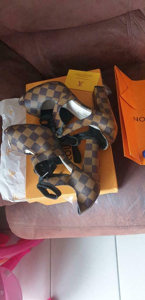 Chaussures Louis Vuitton 40, Enlèvement ou Envoi, Comme neuf