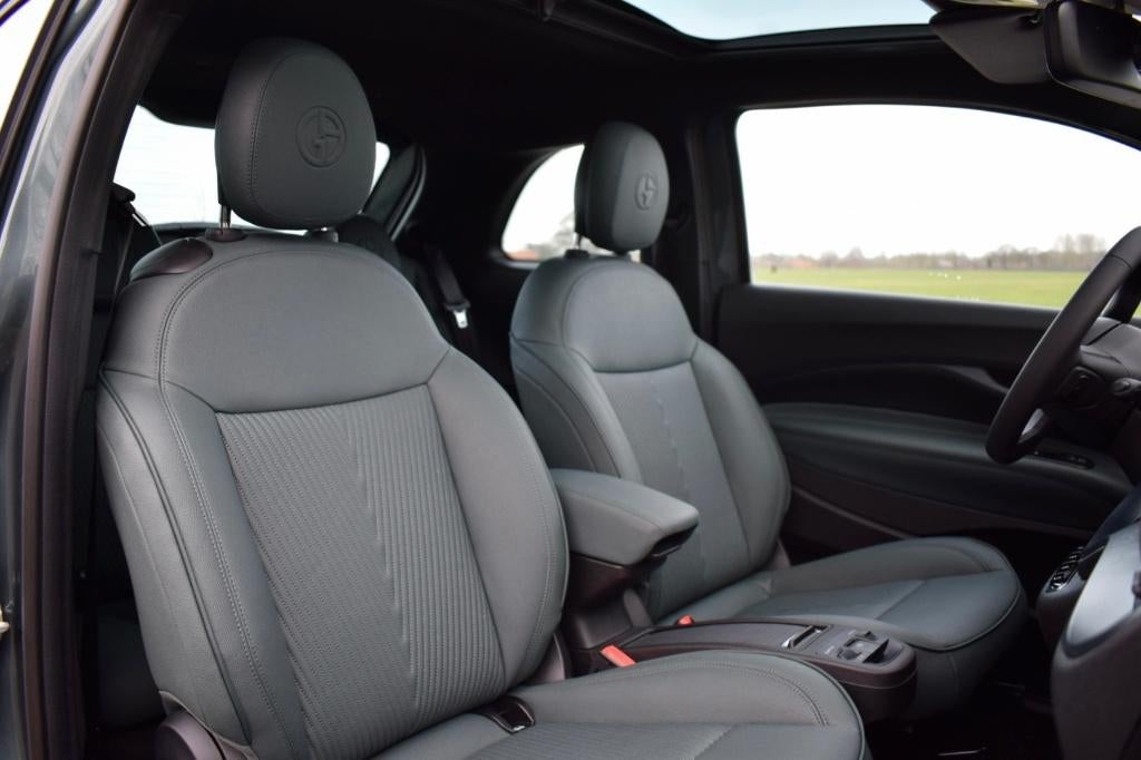 Fiat 500e Giorgio Armani Collectors Edition, NEW/FULL OPTION, Auto's, Fiat, 4 zetels, https://public.car-pass.be/vhr/b15ad85c-a981-4349-8c78-1fec5ae1cfd4?lang=nl
