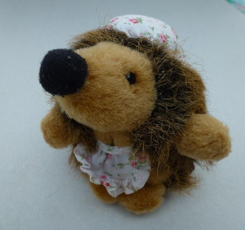 knuffel egeltje met schort en muts, Kinderen en Baby's, Speelgoed | Knuffels en Pluche, Ophalen of Verzenden, Zo goed als nieuw