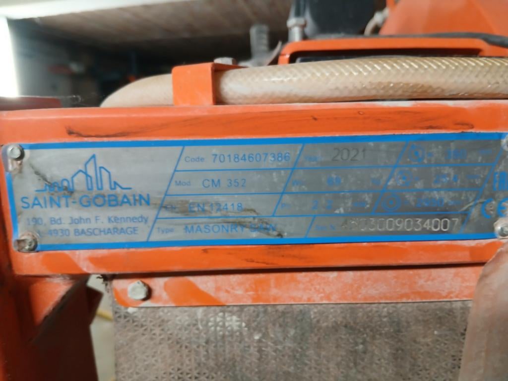 Zaagtafel en kuismachine, Enlèvement