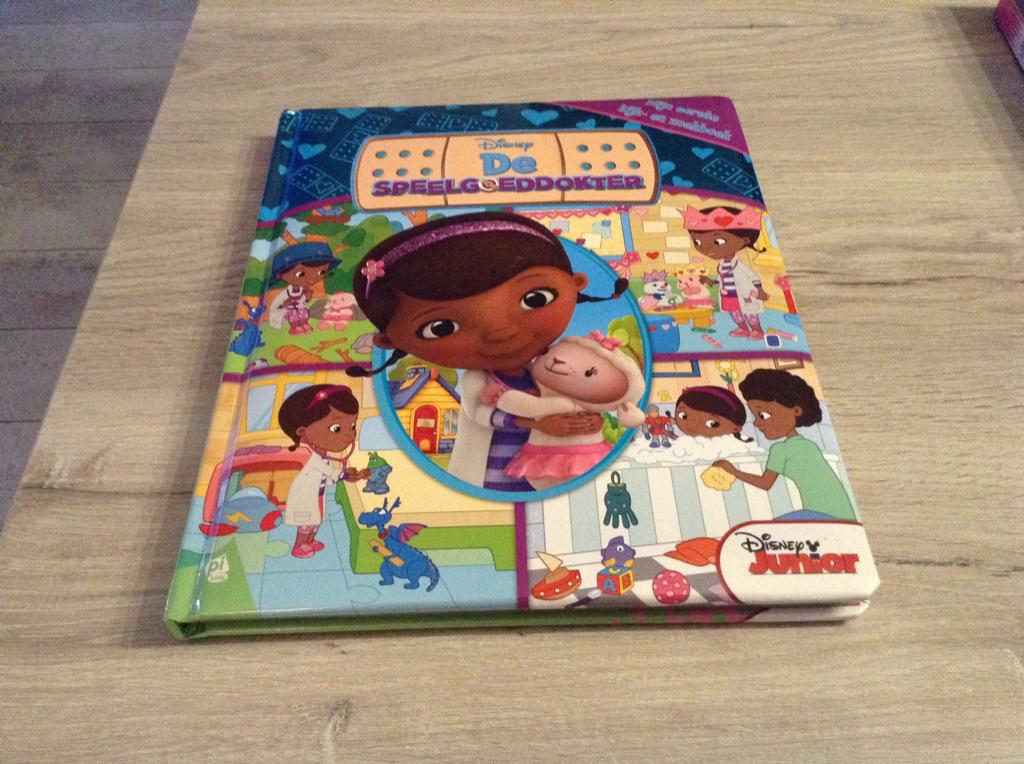 Disney junior de Speelgoeddokter kijk-en zoekboek, Uitklapboek, Jongen of Meisje, Ophalen of Verzenden, Zo goed als nieuw