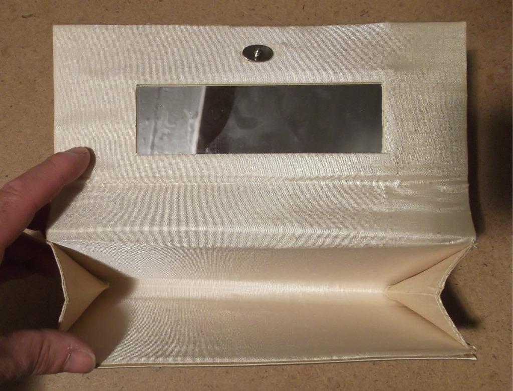 Ancienne pochette pour femme., Bijoux, Sacs & Beauté, Sacs | Sacs Femme, Enlèvement ou Envoi, Comme neuf, Beige, Autres types