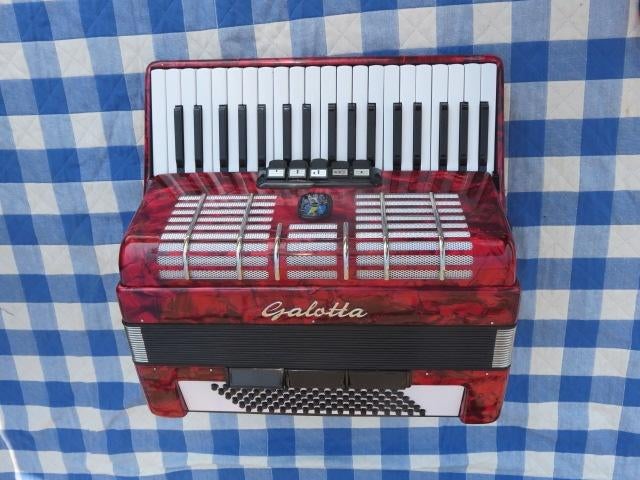 Accordeon - Galotta - vintage - rood, Muziek en Instrumenten, Accordeons, Gebruikt, 96-bas, Met koffer, Ophalen