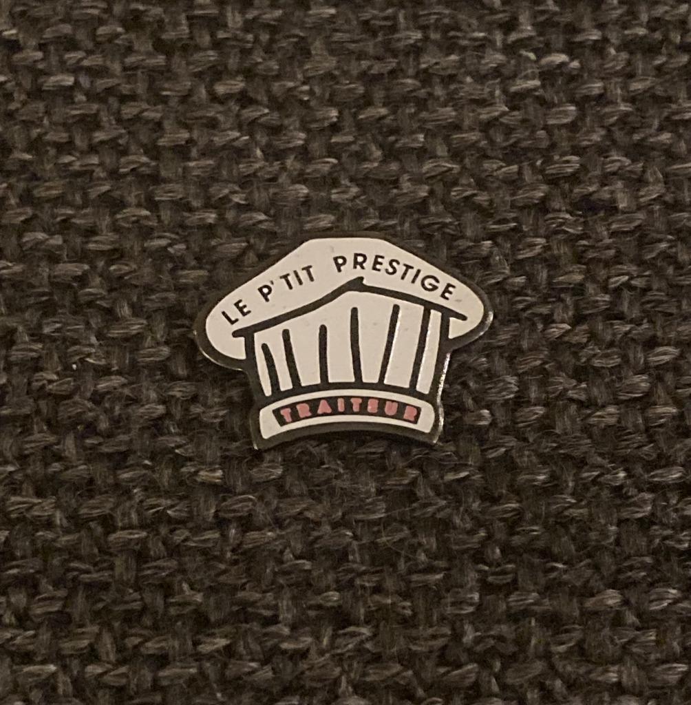 PIN - LE P'TIT PRESTIGE - TRAITEUR - KOKSMUTS - CHEF - KOK, Verzenden, Gebruikt, Overige onderwerpen, Speldje of Pin