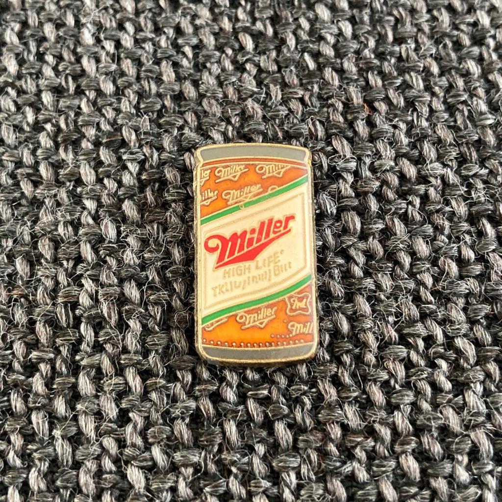 PIN - MILLER - HIGH LIFE - BEER - BIER - BIÈRE, Envoi, Utilisé, Marque, Insigne ou Pin's