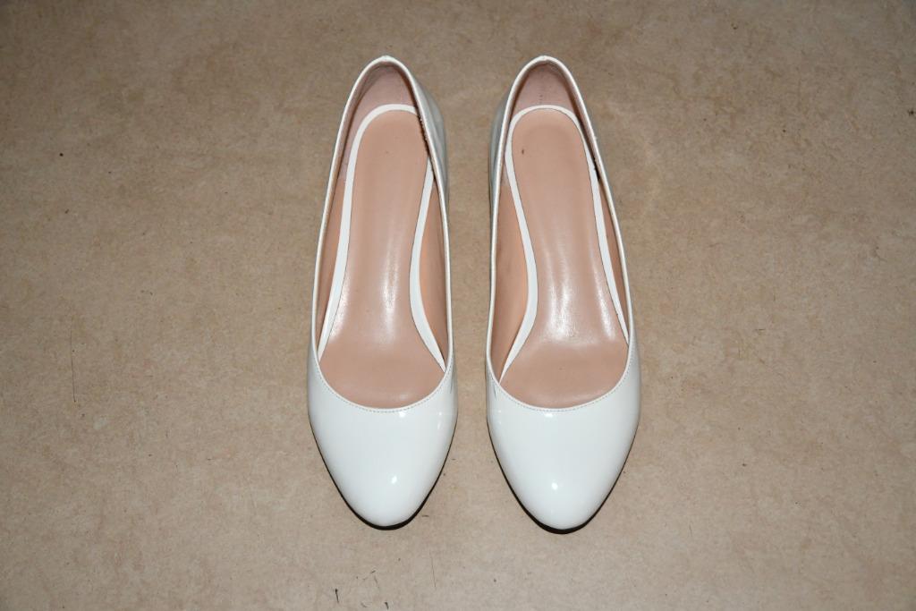 Witte lak pumps op blokhakje - maat 38, Enlèvement ou Envoi, Escarpins, Comme neuf, Castamere