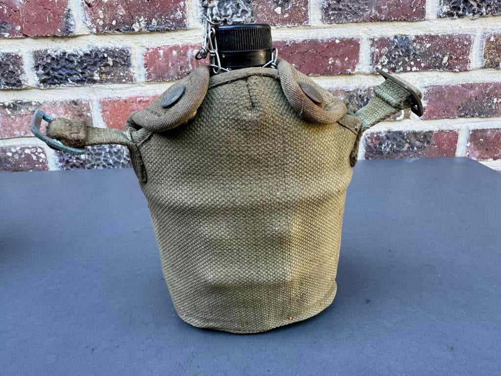 Drinkfles met beker en draagtas Belgisch leger 1963, Verzamelen, Ophalen