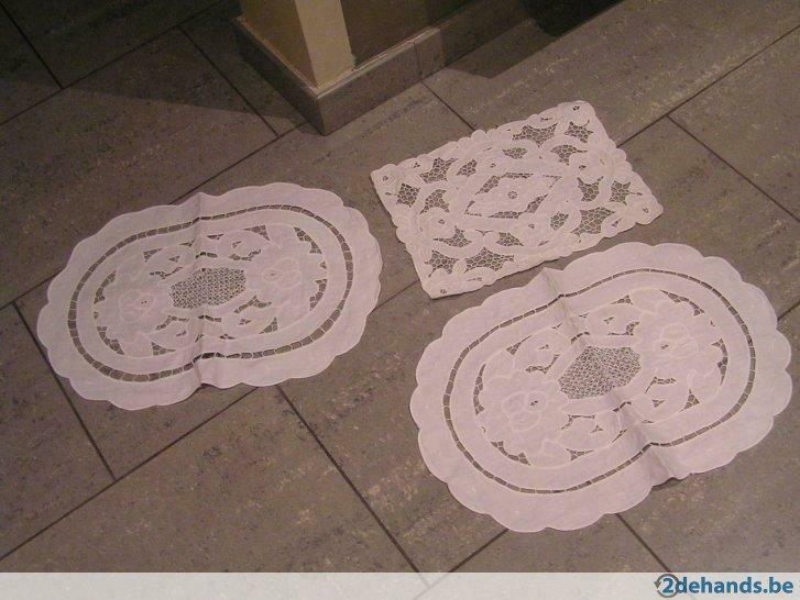 Decoratie: Mooie, witte sierdoekjes + Geruit tafellaken, Ophalen