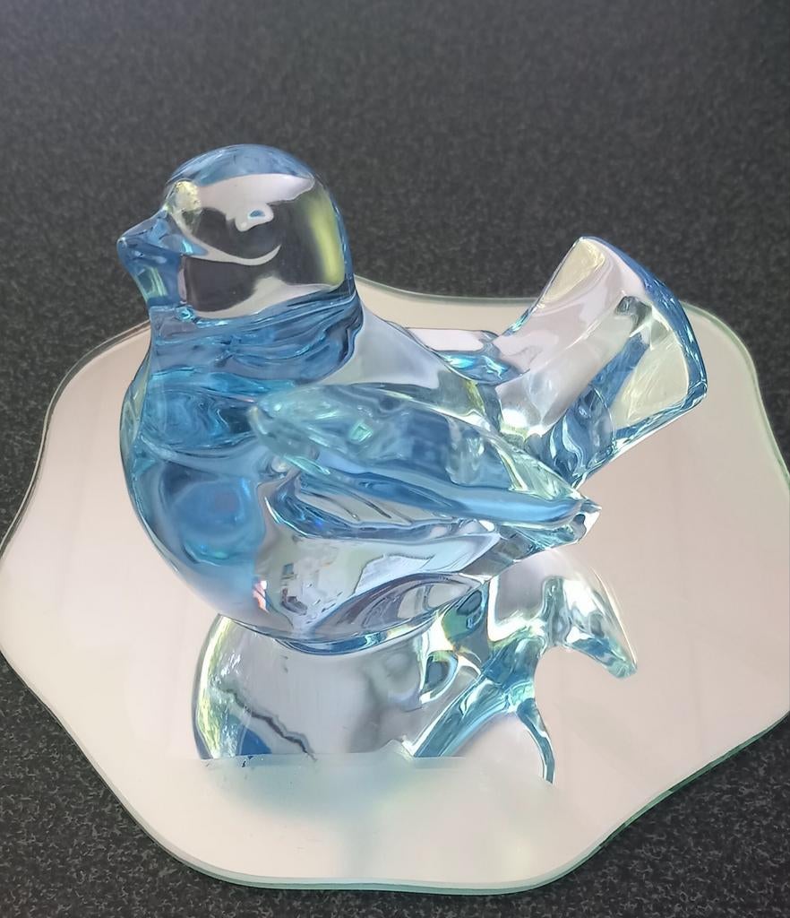 Beeldje in  blauw glas en bloem in wit glas, Ophalen