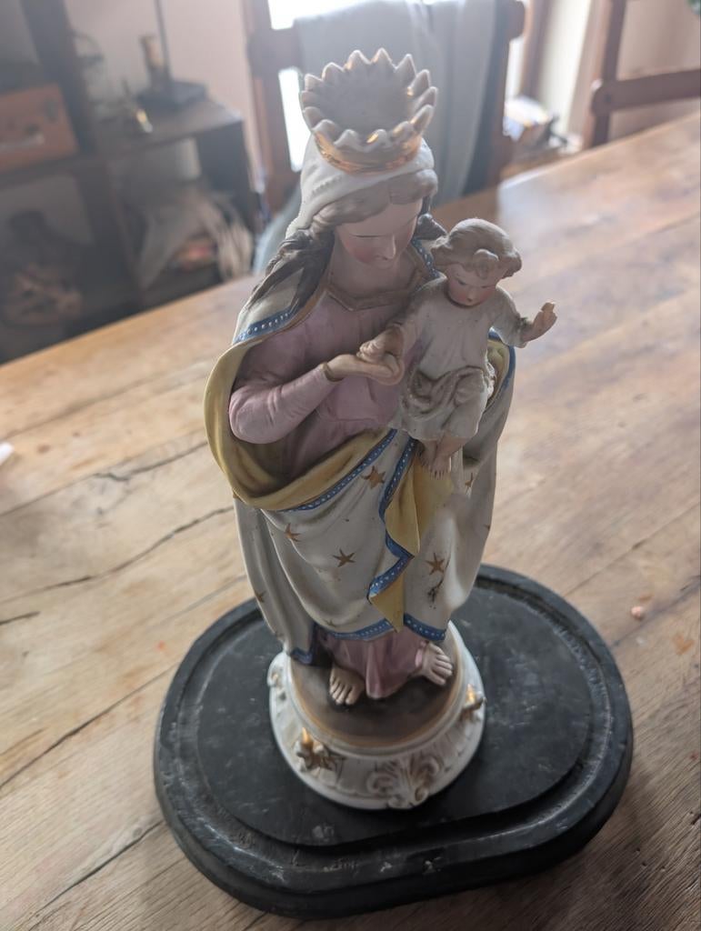 Statue ancienne de Marie avec Jésus, Enlèvement