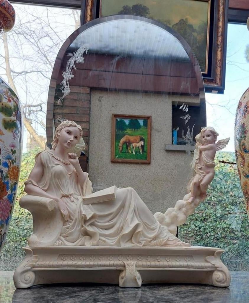 Jaren 70 Porselein Beeld Met Spiegel met Sier Graveringen, Antiek en Kunst, Ophalen