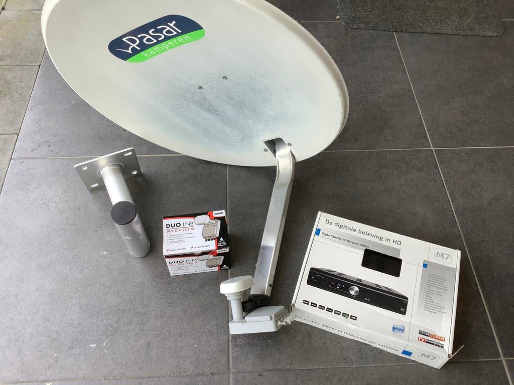 Schotelantenne TV Vlaanderen + toebehoren, Ophalen, Gebruikt