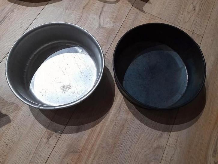 Zwart metalen taartvorm 23 cm + 1 aluminium vorm 22 cm, Ophalen of Verzenden, Gebruikt, Taarten, Bakvorm