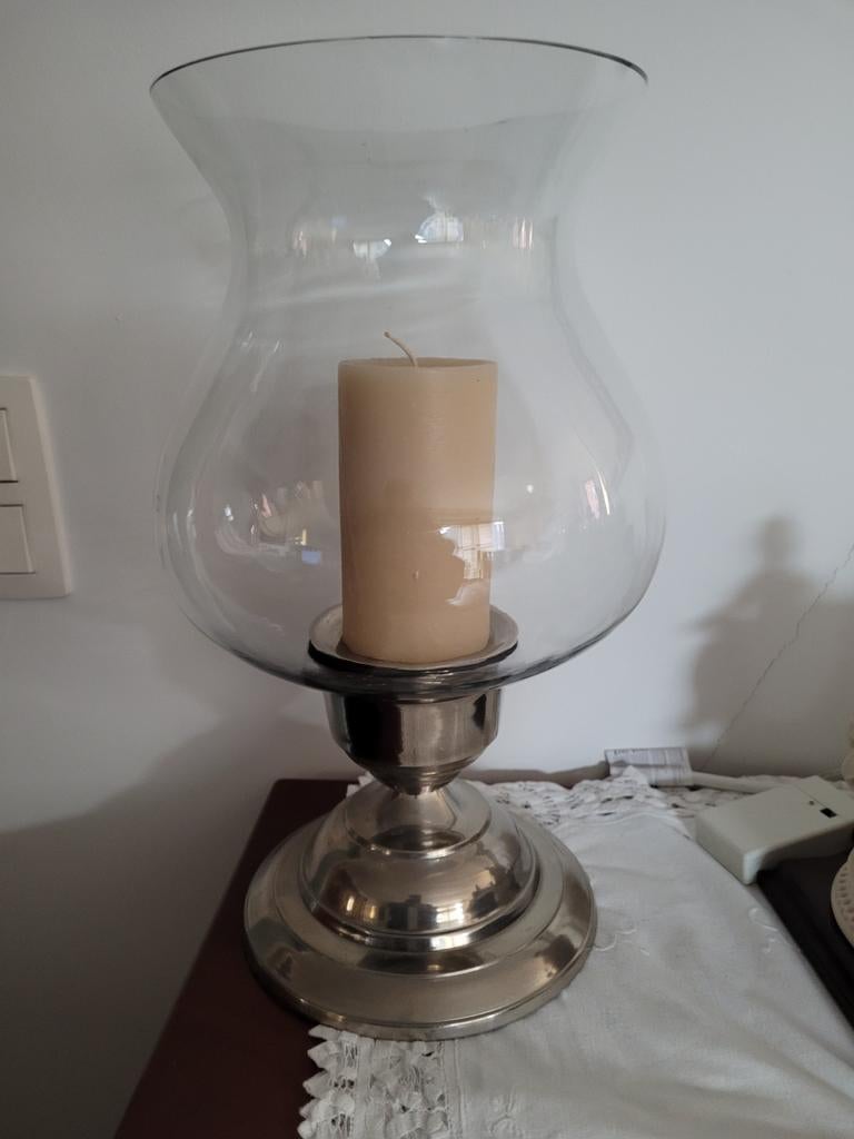 Bougeoir en verre, Enlèvement