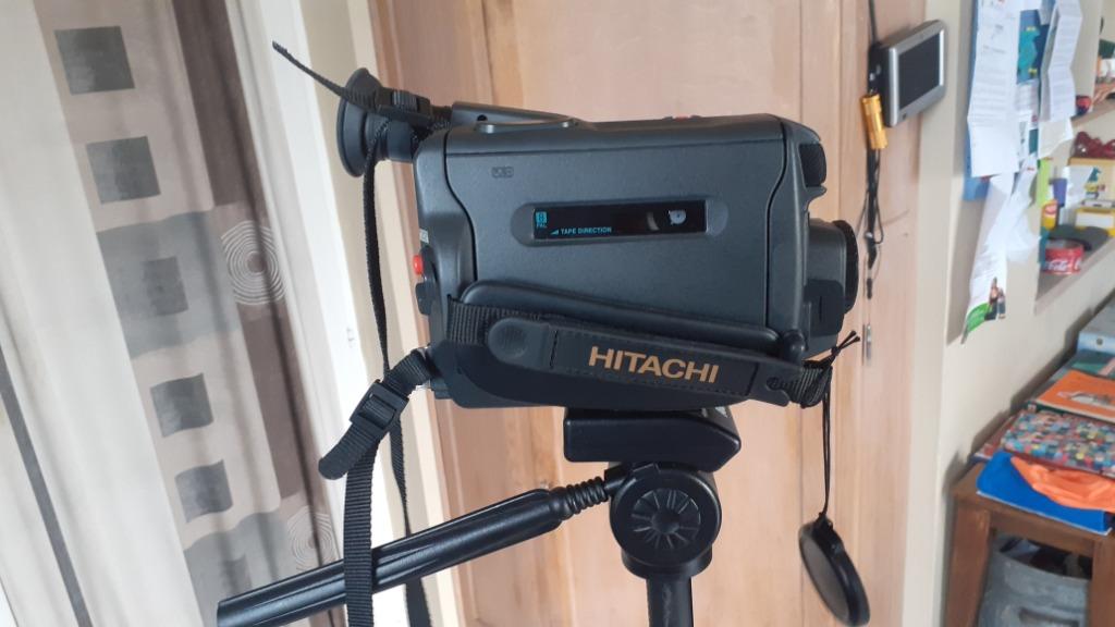 Caméra Hitachi +1 sac +4cassettes neuves, Enlèvement, Utilisé, Autres types