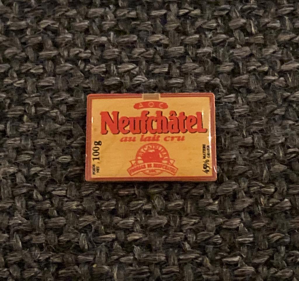 PIN - NEUFCHÂTEL - KAAS - FROMAGE - CHEESE, Envoi, Utilisé, Marque, Insigne ou Pin's