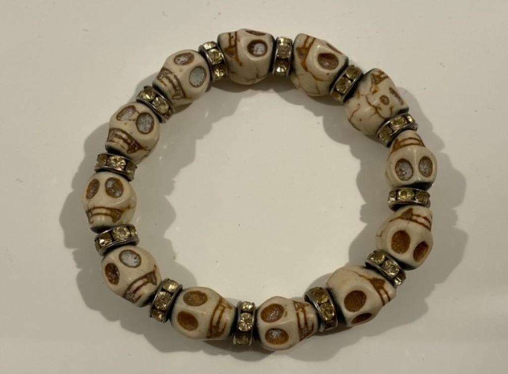 Ecru armband met skulls en strass, Met bedels of kralen, Beige, Ophalen of Verzenden, Zo goed als nieuw