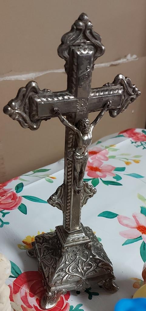 Crucifix ancien en métal argenté, Enlèvement