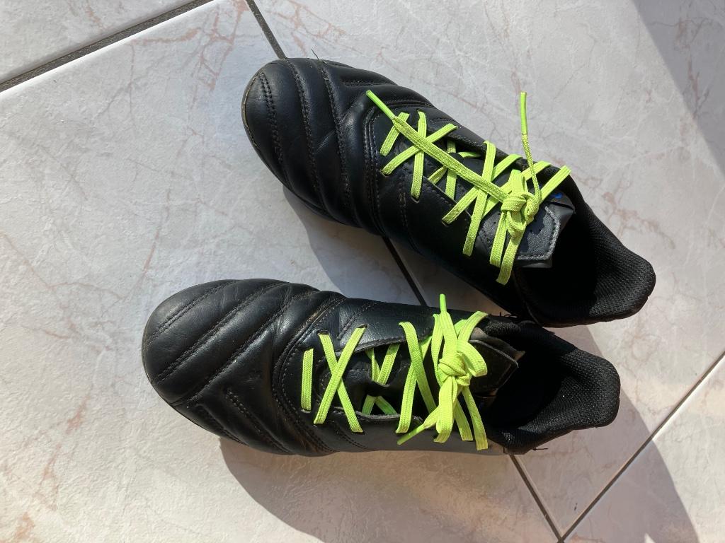 Kipsta Decathlon - Leren voetbalschoenen voor kinderen en, Sport en Fitness, Voetbal, Ophalen, Zo goed als nieuw, Schoenen