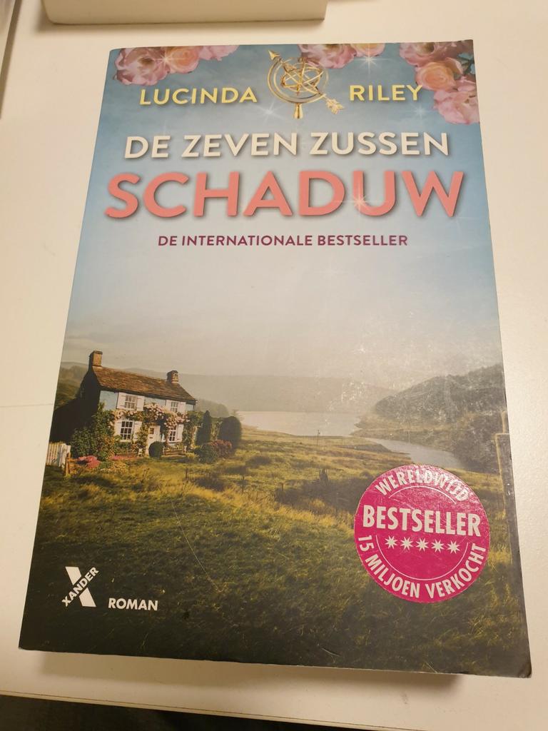 Lucinda Riley - Schaduw DEEL 3 de zeven zussen 10e druk 2019, Boeken, Ophalen of Verzenden, Gelezen, Lucinda Riley