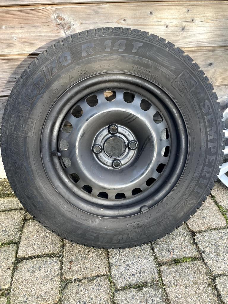 4 winterbanden Opel Corsa met wieldeksel, Auto-onderdelen, Banden en Velgen, Ophalen, 14 inch, Gebruikt, Banden en Velgen