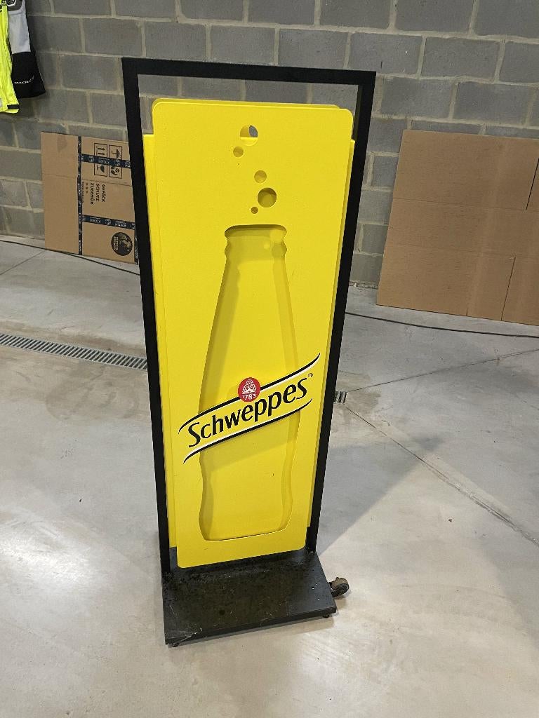 Grand panneau publicitaire Schweppes sur roulettes —vintage, Collections, Enlèvement, Comme neuf, Panneau publicitaire
