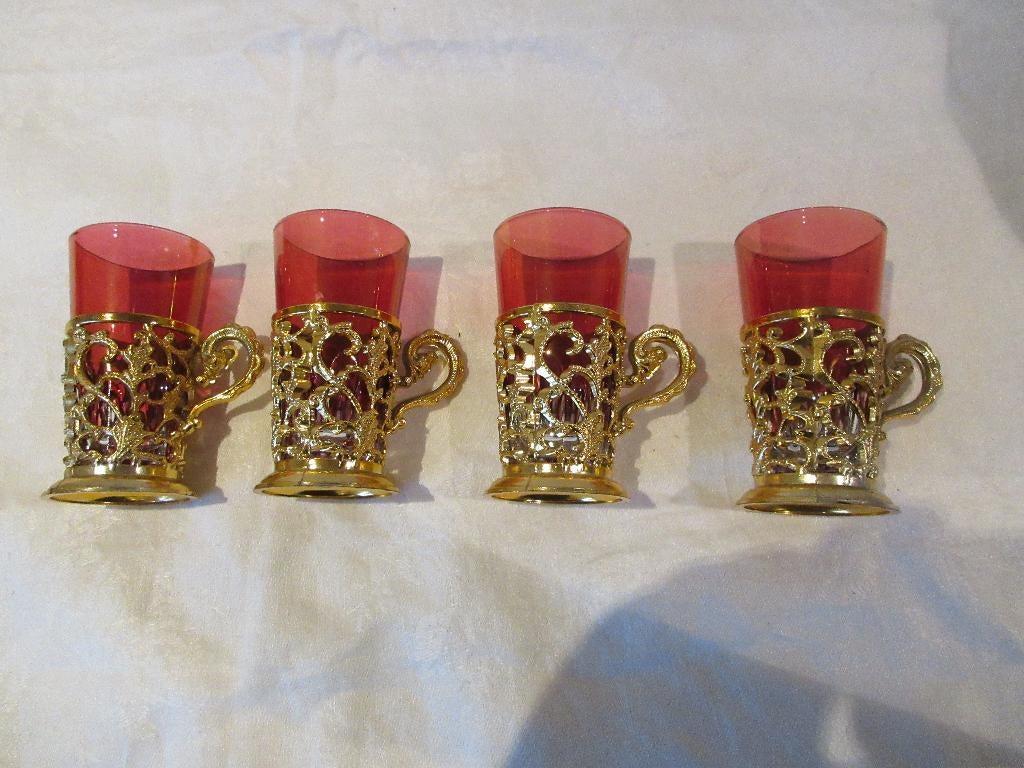 4 petis verres à boire en verre coloré dans une coque dorée, Enlèvement