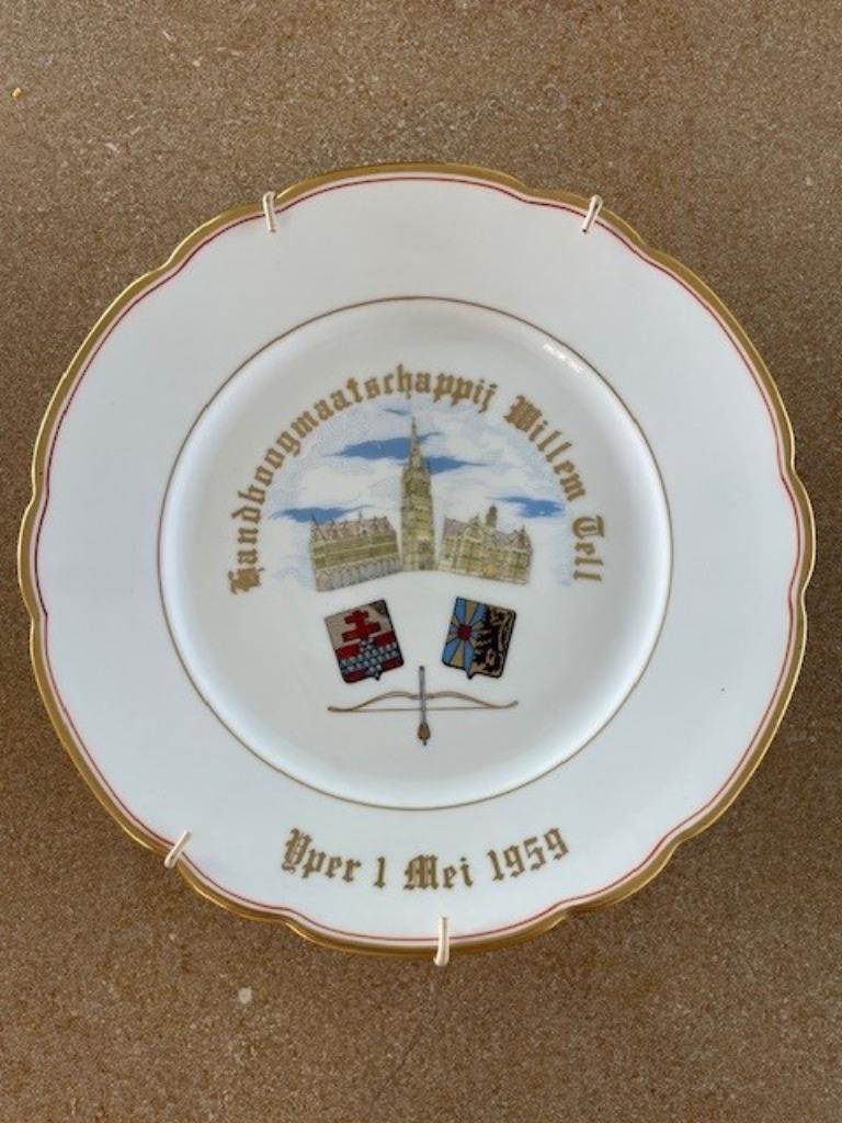 PORSELEINEN BORD IEPER HANDBOOGSCHUTTERS WILLEM TELL 1/5/59, Sport en Fitness, Handboogschieten, Verzenden, Zo goed als nieuw